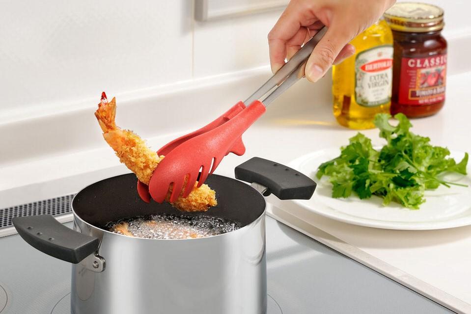 片手でワンタッチロック。揚げ物にも使える耐熱トング