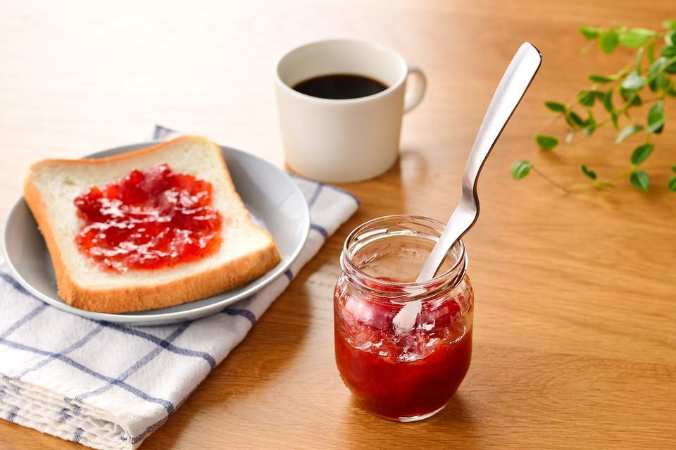 テーブルを汚さず置けるleyeのジャムヘラスプーン