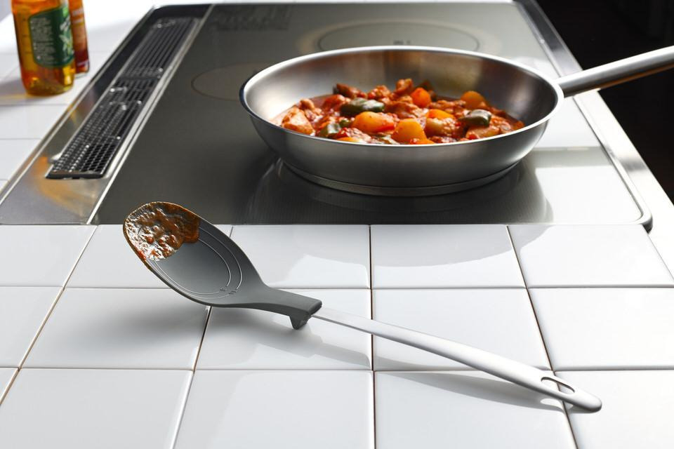 1場所を選ばずすぐに置ける。料理を快適にするおしゃれな調理スプーン