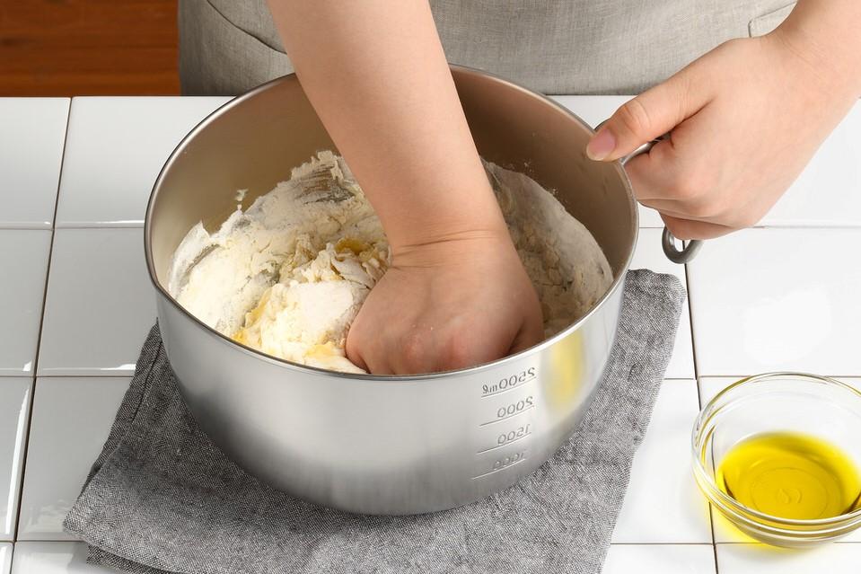 混ぜてもこねても使いやすい便利な取っ手付きボウル (1)