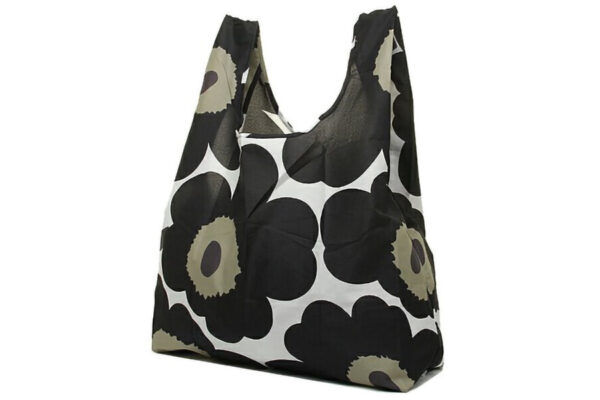 北欧柄のバッグで軽やかにお出かけ