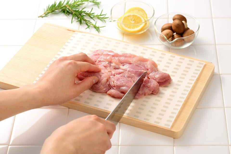 まな板の雑菌対策に。調理を効率化できる使い捨てまな板シート