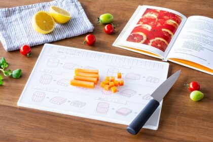 食材を切るのが楽しくなる。切り方イラストと目盛り付きの便利なまな板