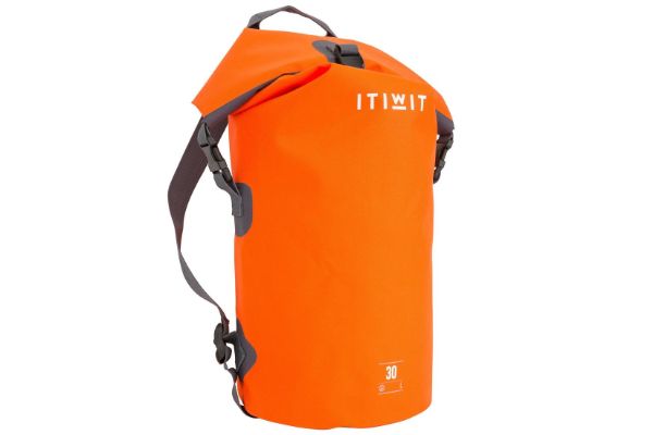 収納力抜群。防水ダッフルバッグはお出かけにも便利