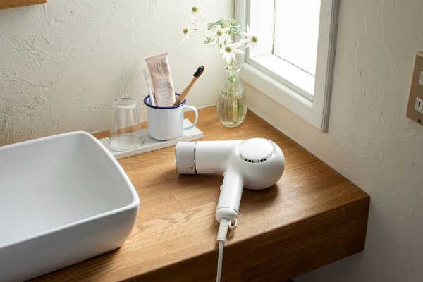 「低温度」「低風量」で髪をダメージから守りながら早く乾くケアドライヤー