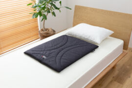 アウトドアでも使えるモバイルマットとネックピロー