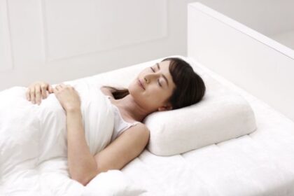 頭部から頚椎をしっかり支える枕「スリープラテックス 首フィット」