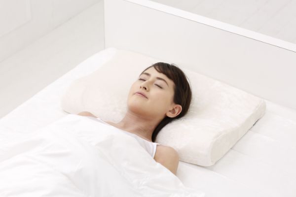 固めの感触で心地よく首をサポートする枕「スリープラテックス 首元リラックス」