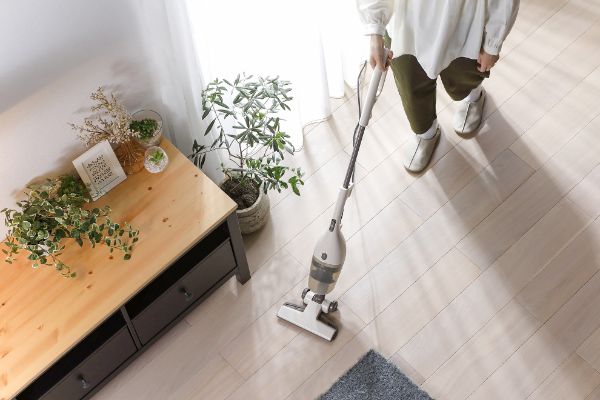 さっと取り出して気軽に使える、ツインバードのスティックタイプ掃除機