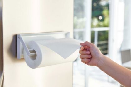 省スペースで使いやすい。片手でカットできるキッチンペーパーホルダー