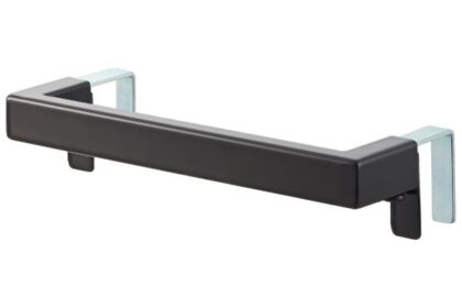 キッチンのシンク下にぴったり取り付け。さっと手を拭けるタオル掛けハンガー