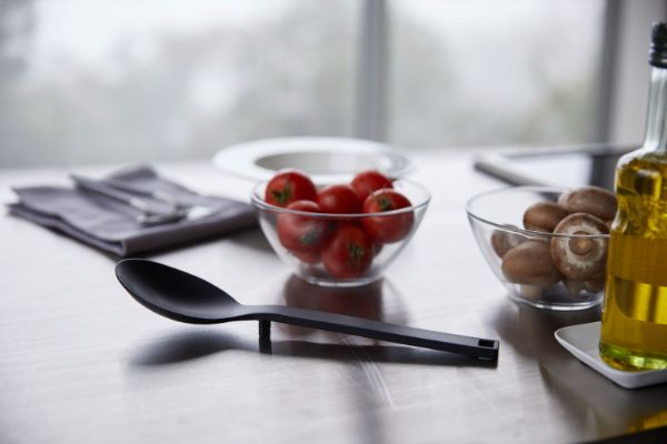 お玉としてもスパチュラとしても使えるシリコン製調理スプーン