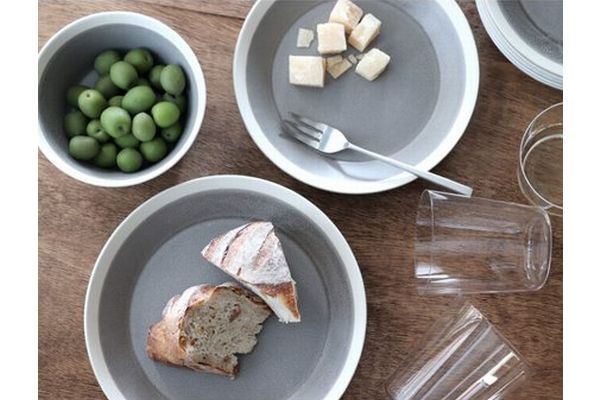 テーブルを彩る食器。料理が映えるdishesの18cmプレート