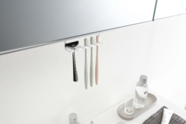 洗面所の戸棚下には見せる収納でスマートに。towerの洗面戸棚下ホルダー