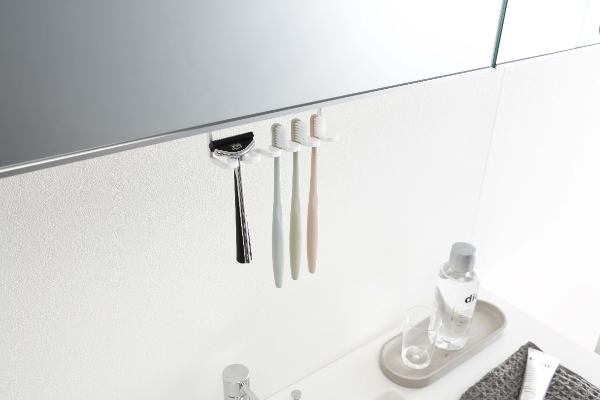 洗面所の戸棚下には見せる収納でスマートに。towerの洗面戸棚下ホルダー