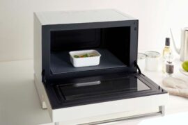 電子レンジの掃除が楽になる。庫内の汚れを防止するシリコンマット