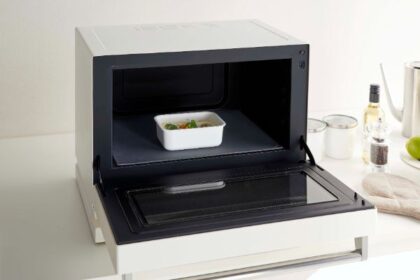 電子レンジの掃除が楽になる。庫内の汚れを防止するシリコンマット